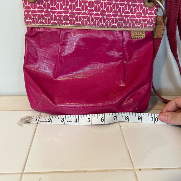 Magenta Fossil key per coated canvas crossbody - Picture 11 of 12